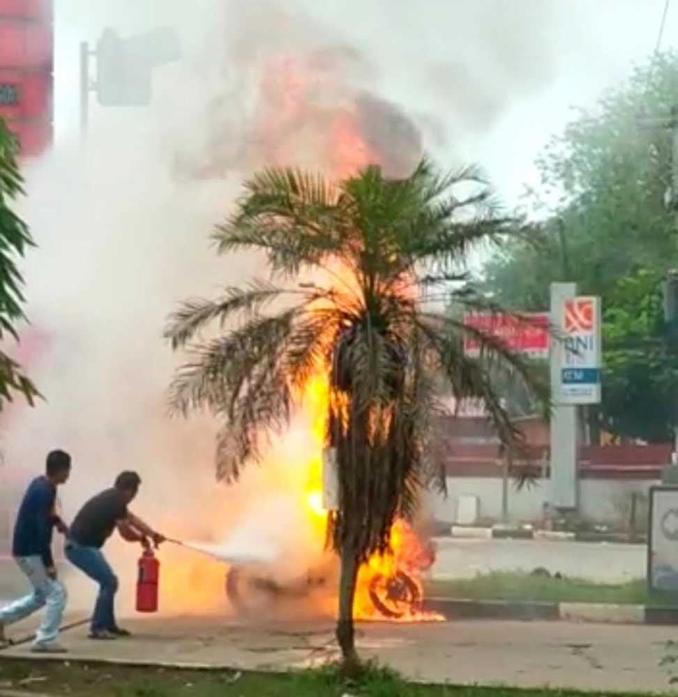 Usai Beli Bensin, Motor Pedagang Bensin Eceran Ludes Terbakar