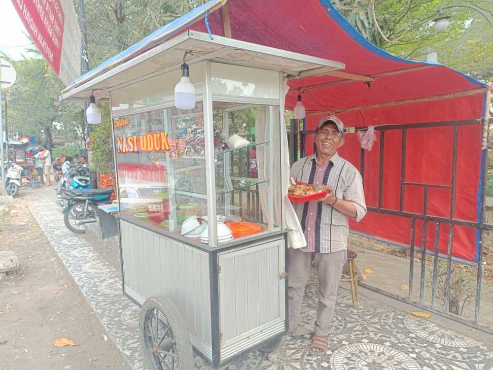 Kalah Dengan e-Commerce, Penjual Kerudung Banting Stir Jualan Nasi Uduk