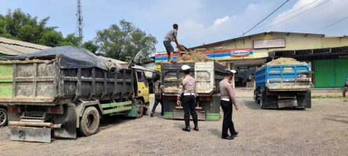 Disopiri Bocah dan Overload, 18 Truk Ditilang