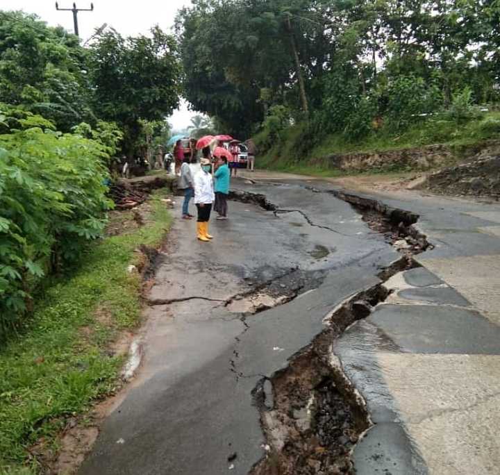 Longsor, Ruas Jalan Sajir dan Gunungkencana Ditutup