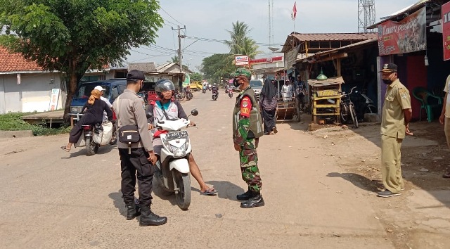 Bupati Tangerang Bagikan Masker Saat Operasi Yustisi di Balaraja