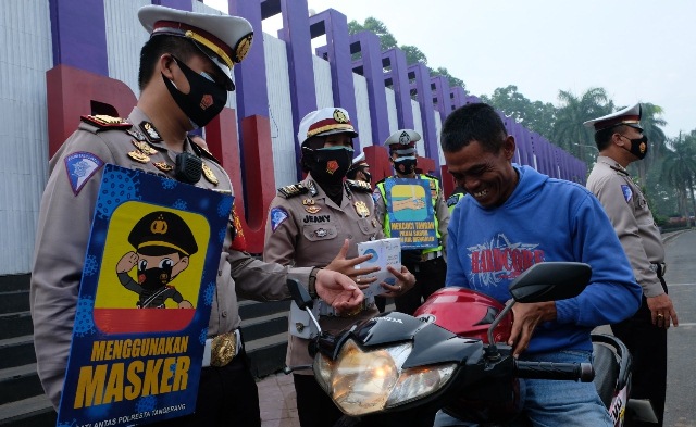 Laksanakan Operasi Zebra, Satlantas Polresta Tangerang Bagikan Masker