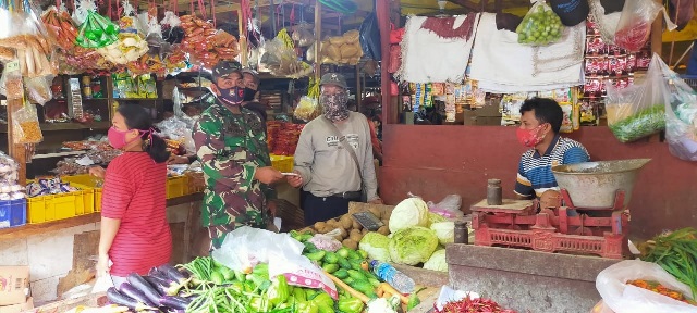 Babinsa Desa, Bagikan Masker di Pasar Cikupa