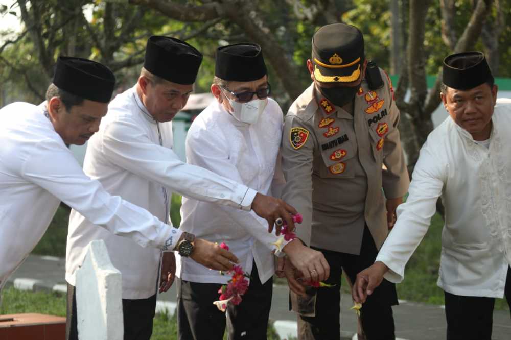 Pimpinan Kota Serang Berziarah ke Makam Pahlawan