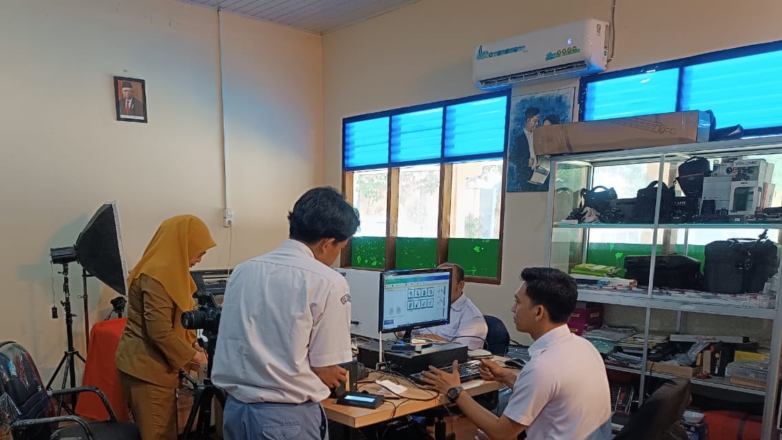 Gratis, Perekaman e-KTP di Sekolah Pegawai Kecamatan Sindang Jaya Jemput Bola