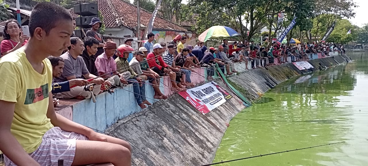 Ribuan Warga Lebak Mancing 2 Ton Ikan Gratis