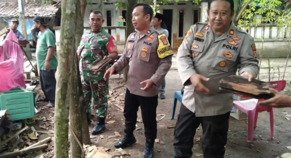 Polsek Pakuhaji dan Koramil Gotong Royong Bersihkan Rumah Roboh