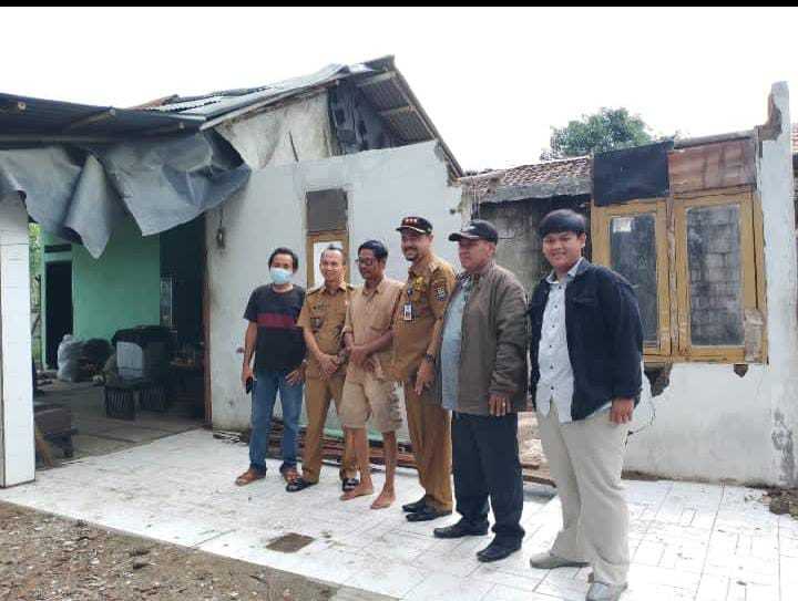 Akibat Lalai, Rumah Rusak Tertimpa Pohon