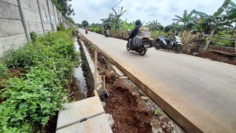 Pembangunan Saluran Air Sindang Jaya Semrawut