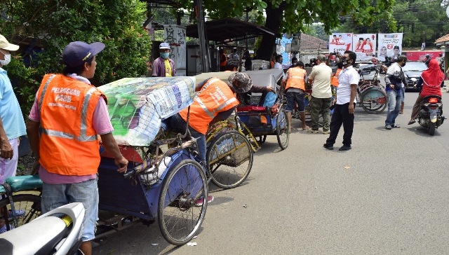 Langgar Prokes, Dihukum Mengayuh Becak