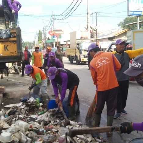 Sampah Kali Kosambi Bahayakan Lingkungan