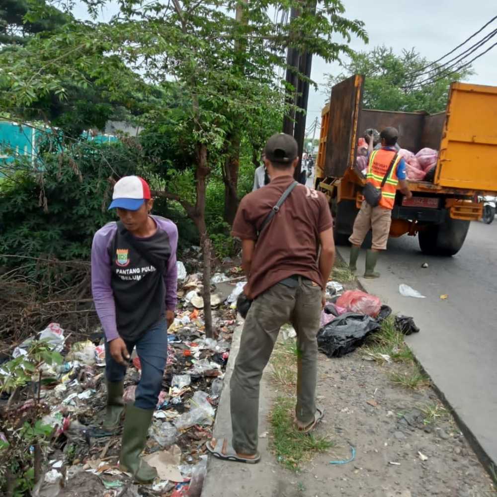 Kecamatan Kosambi dan DLHK Angkat Sampah