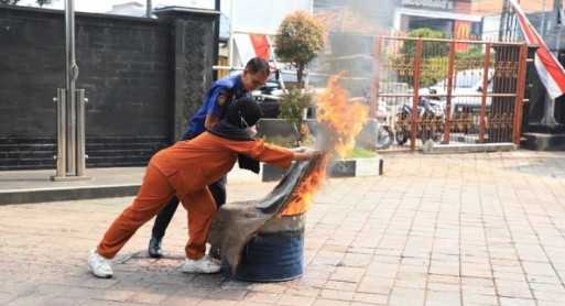 BPBD Kota Tangerang Ajarkan Memadamkan Api secara Tradisional dan Modern