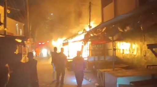 Ramai Pengunjung, Kawasan Kuliner Pasar Lama Terbakar