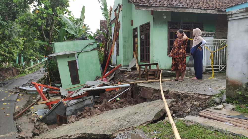 Tanah Bergerak Kembali Terjadi, Rumah Warga Rusak