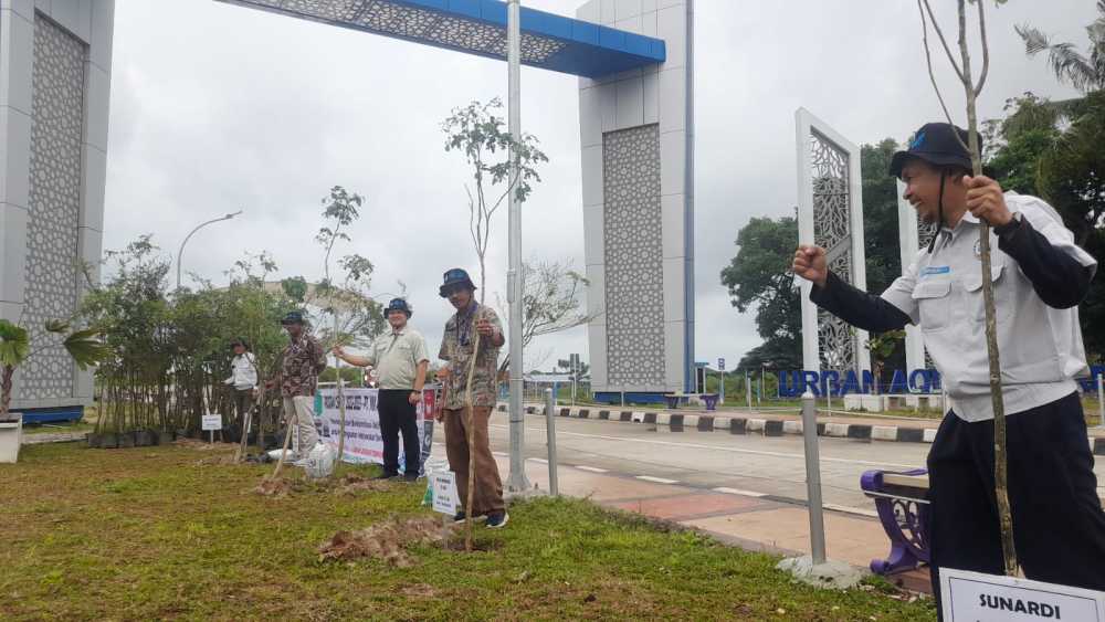 PT YKK AP Indonesia Tanam 200 Pohon Trembesi di Ketapang Urban Aquculture