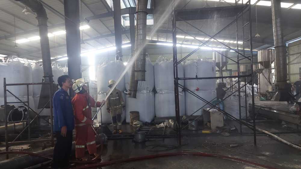 Api Gerinda masuk Blower, Pabrik Biji Plastik Terbakar