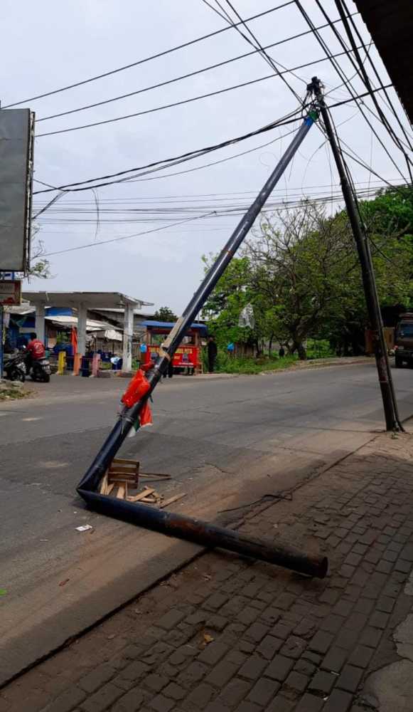 Camat Teluknaga Minta Tiang Internet Dipindahkan