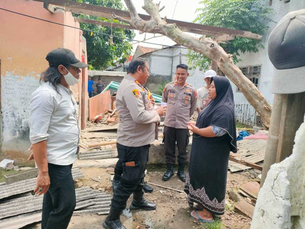 Kapolsek Datangi Rumah Roboh di Pakuhaji