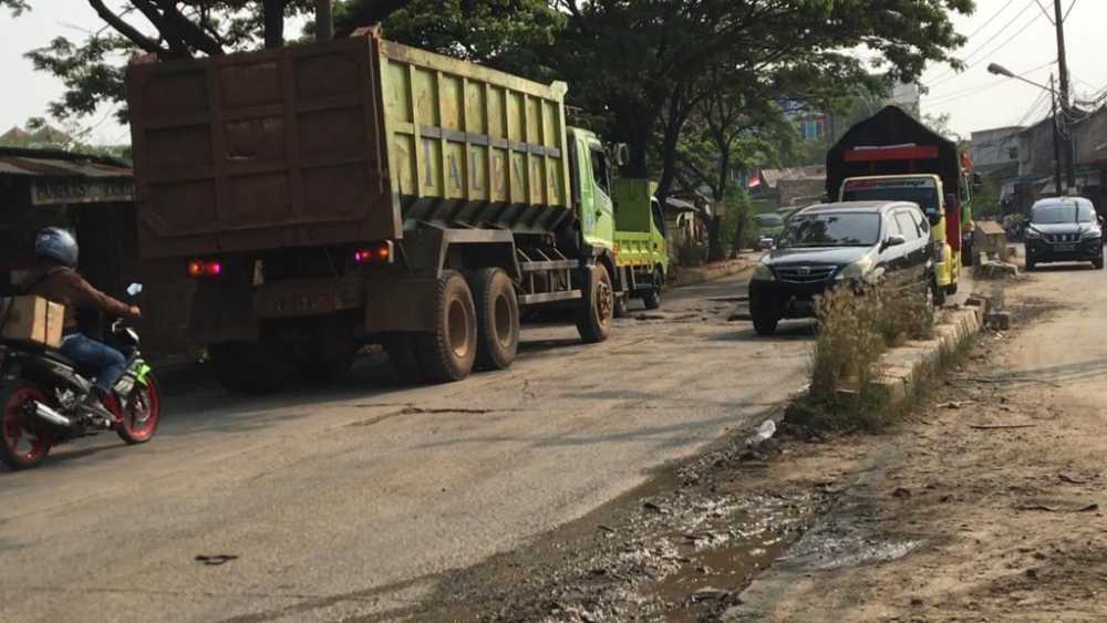 Banyak Truk Berat yang melintas di Jalan Raya Perancis Langgar Perbup No 12/2022