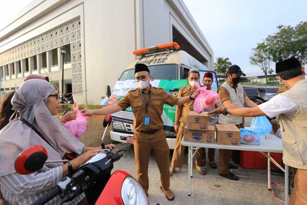 DPMPTSP Bagikan Ratusan Paket Makanan