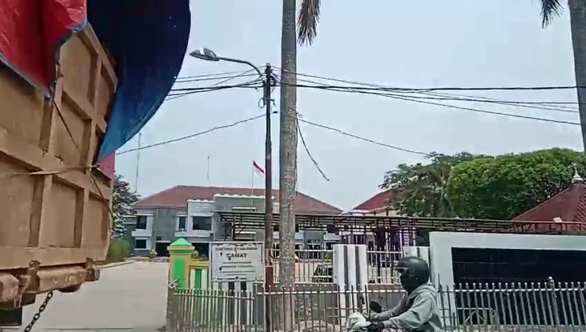 Langgar Perbup, Truk Muatan Tanah Melintas Depan Kantor Kecamatan Ini