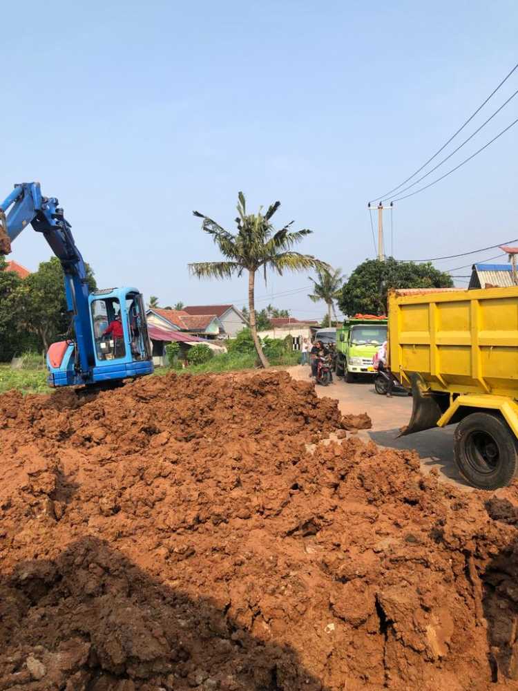 Dituding Penyebab Tanah Berceceran dan Jalan Berdebu,  Warga Kebon Cau Protes Aktivitas Truk Tanah