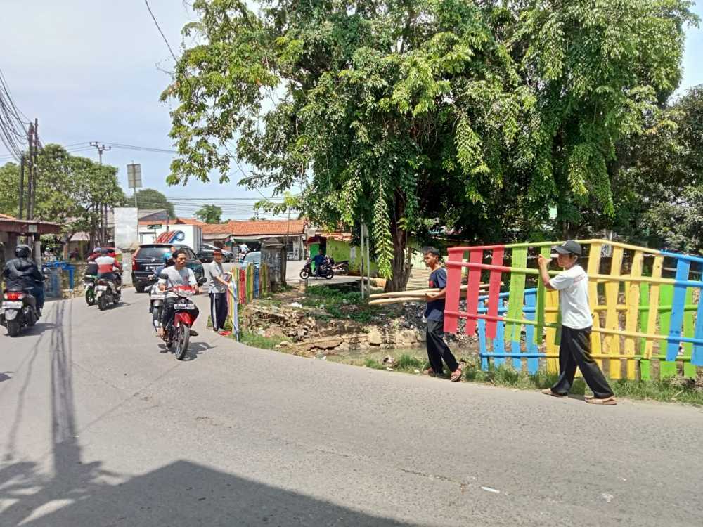 Warga Rawa Rengas Rapihkan Bantaran Kali