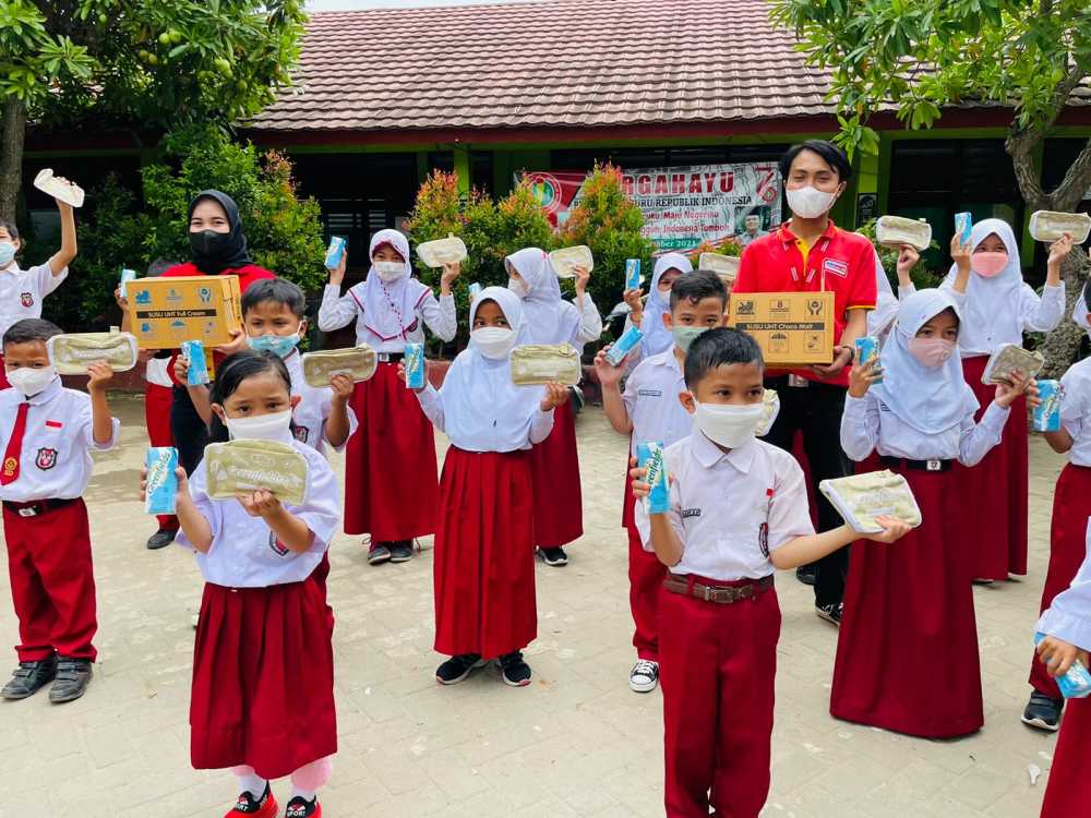 Jaga Daya Tahan Tubuh Anak, Alfamart Salurkan 200 Ribu Paket Susu dari Sabang sampai Merauke