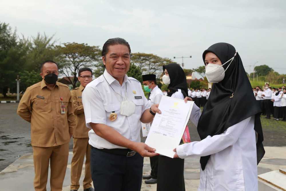 Pj Gubernur  Serahkan 862 SK PPPK Guru Provinsi Banten