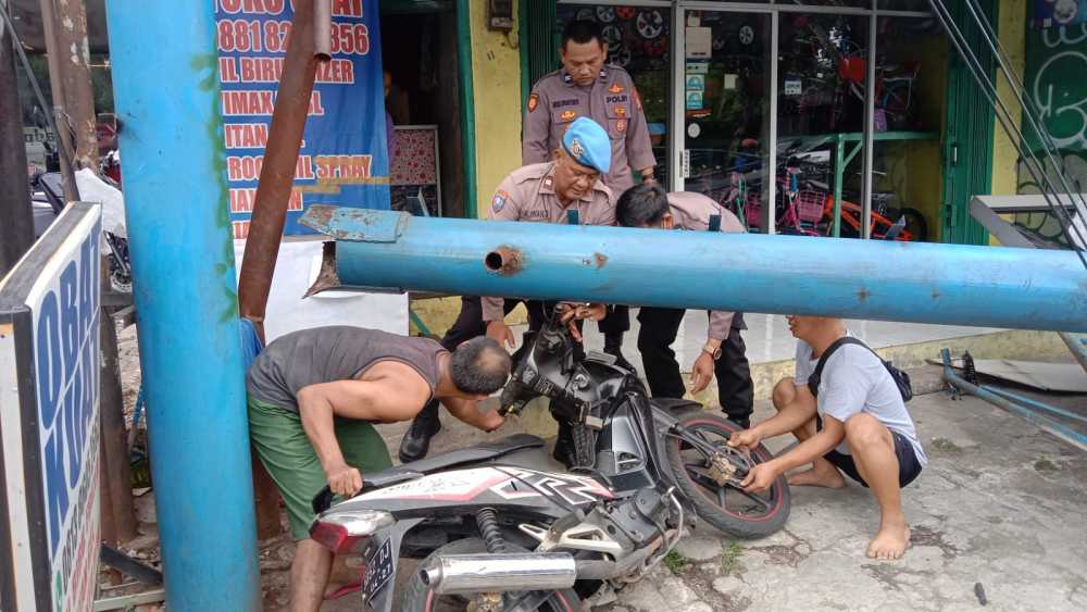 Angin Kencang Bilboard Iklan Rokok di Pamulang Roboh, Menimpa 2 Sepeda Motor