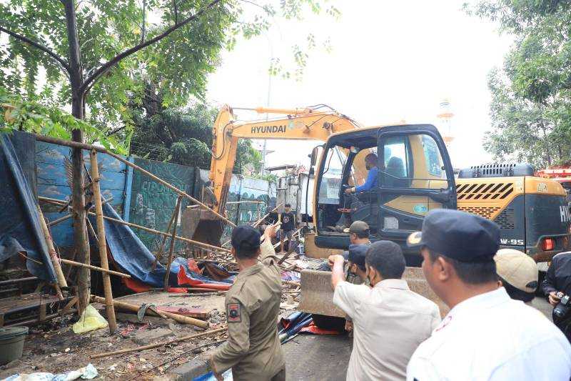 Petugas Gabungan Bersihkan PKL di Sepanjang Kali Sipon Cipondoh