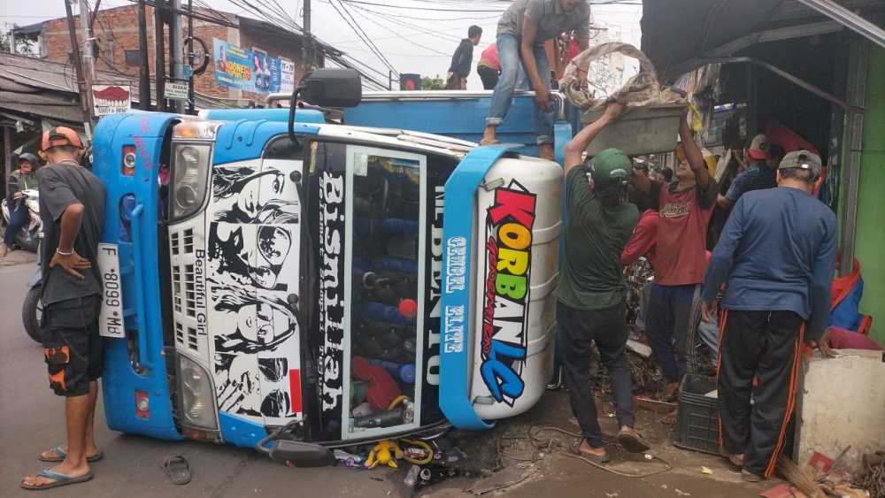 Muatan Overload, Truk Muatan Besi Bekas di Pamulang Terguling, Bagaimana Kondisi Lalu Lintasnya?