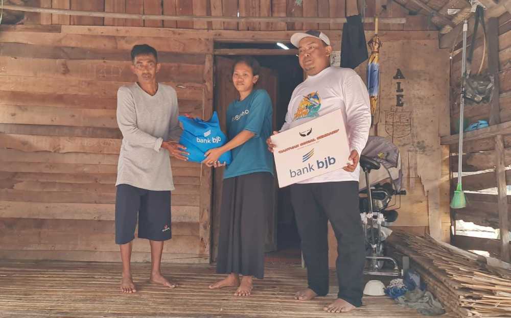bank bjb Berbagi 100 Paket Sembako kepada Nelayan Warga Pulau Panjang, Serang, Banten