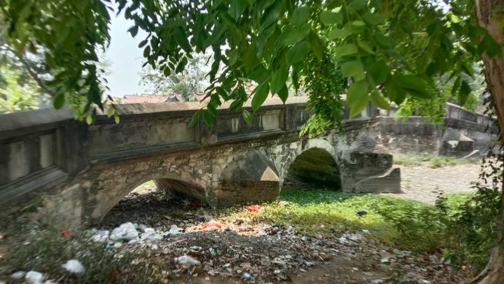 Jembatan Rante Surosowan Penuh Sampah