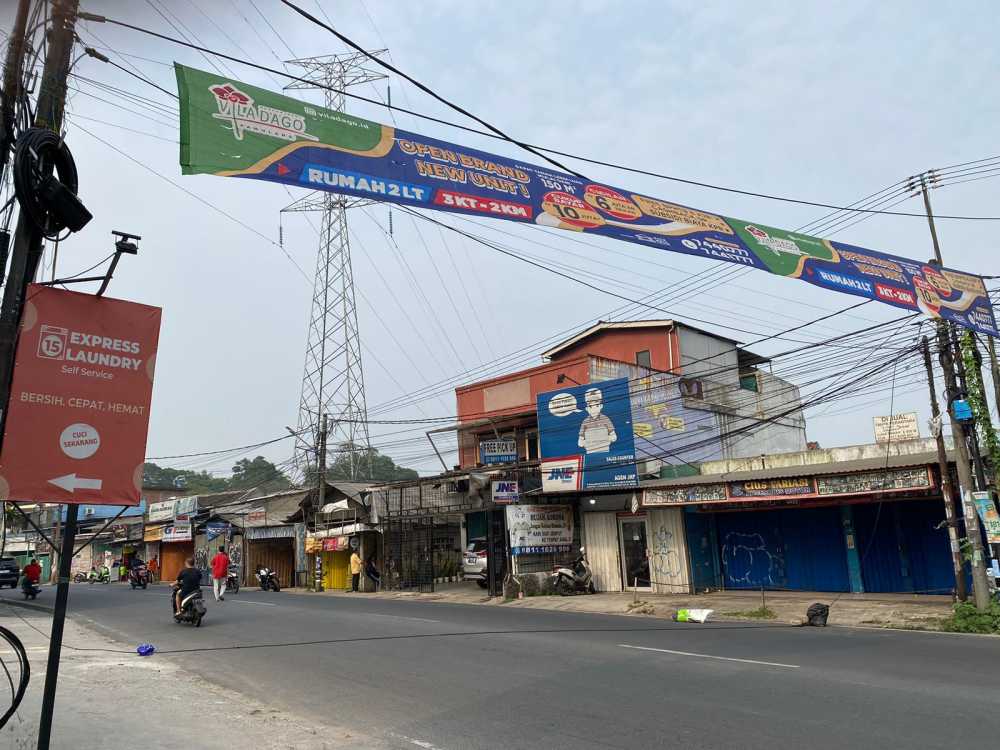 Hati-Hati Lewat Jalan Maruga Raya, Ada Kabel Melintang di Tengah Jalan