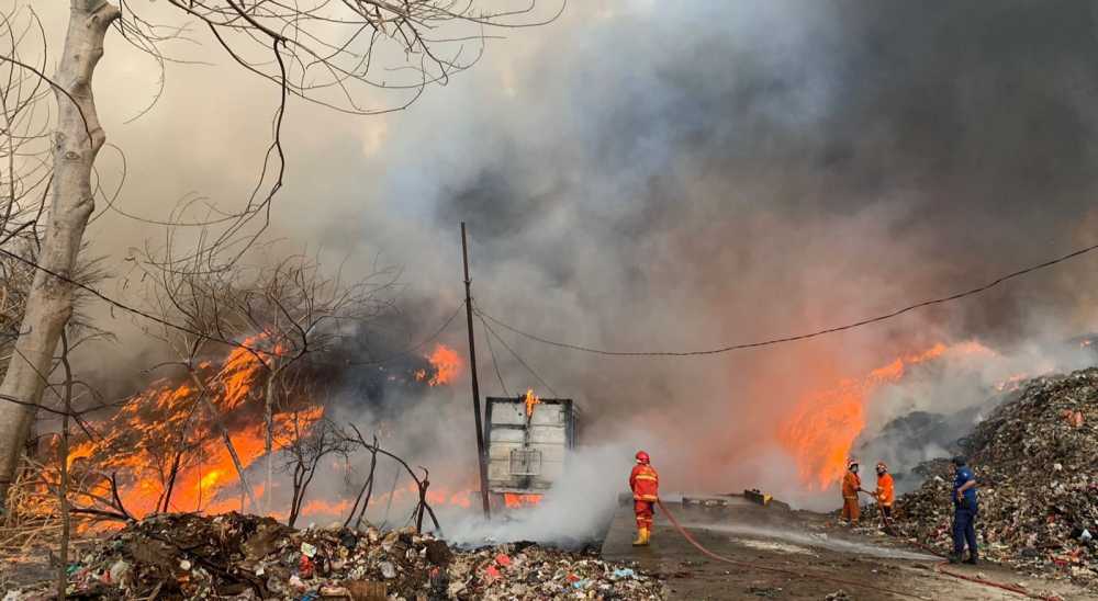 Kebakaran TPA Rawa Kucing Meluas, Tiga Mobil dan Dua Motor Satpol PP Terbakar