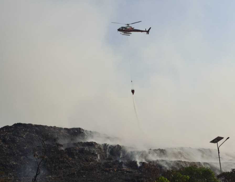 BNPB Terjunkan Helikopter WB untuk Padamkan Kebakaran TPA Rawa Kucing