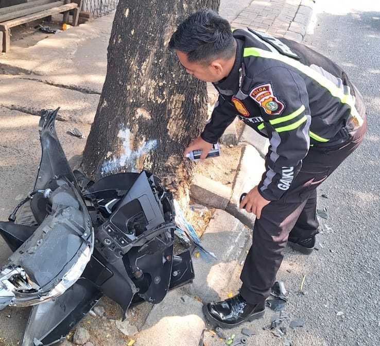 Hilang Kendali Pemotor Tewas Tabrak Pohon