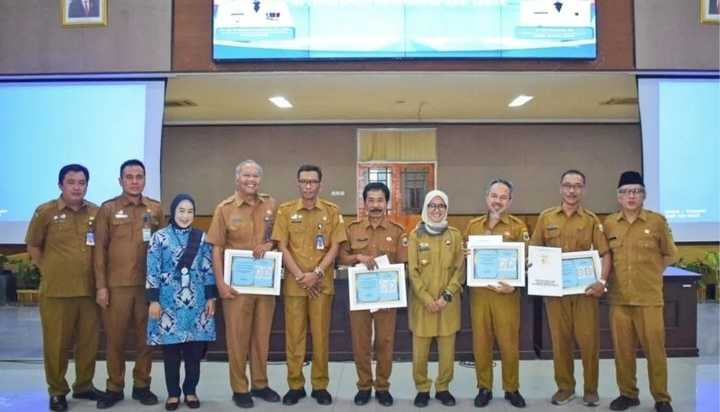 Serahkan SK Purna Tugas PNS Pemkab Lebak, Ini Pesan Bupati Iti