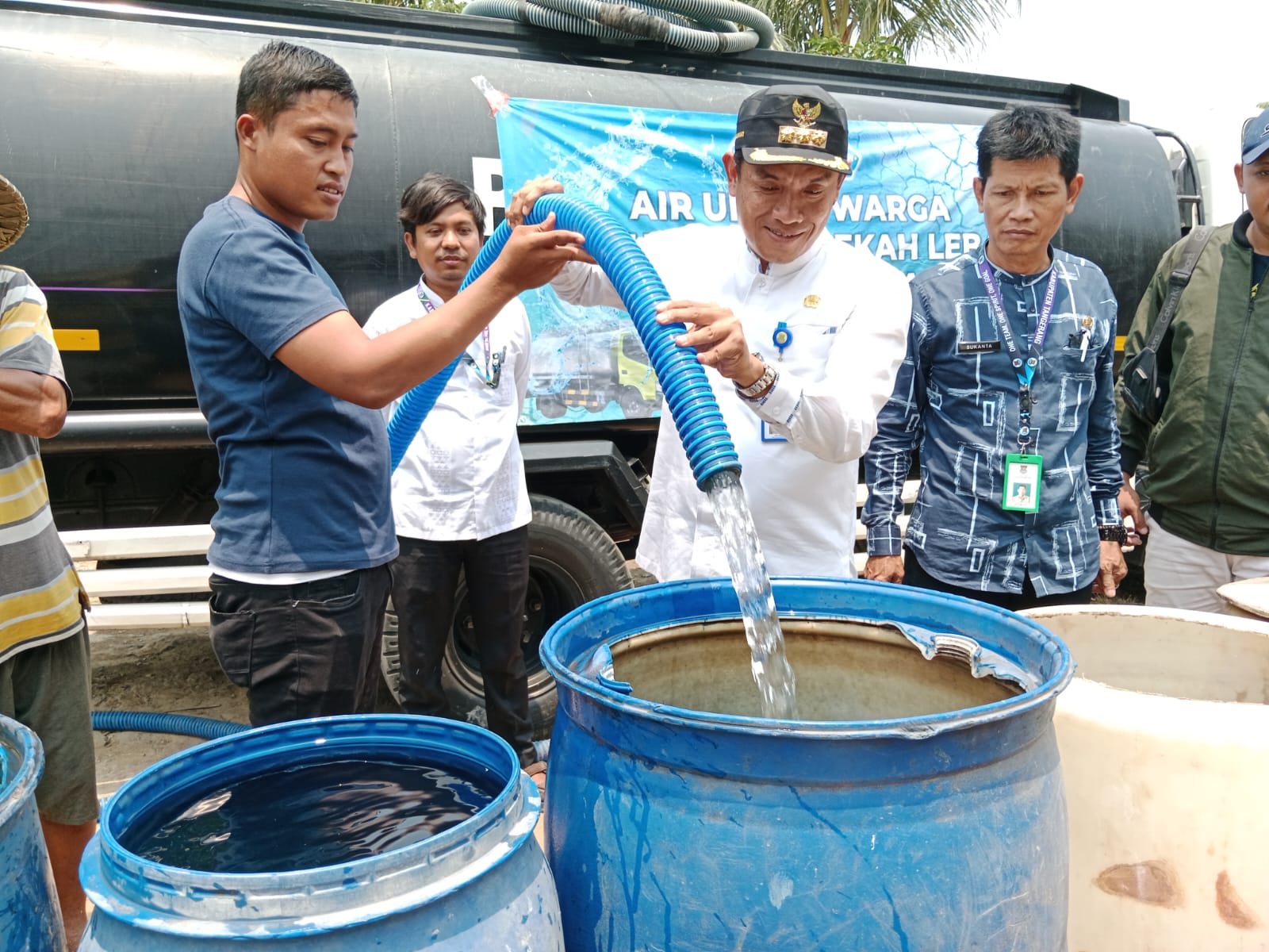 Kekeringan, Bantu Warga yang Kekurangan Air Bersih, Ini yang Dilakukan Camat Mekar Baru