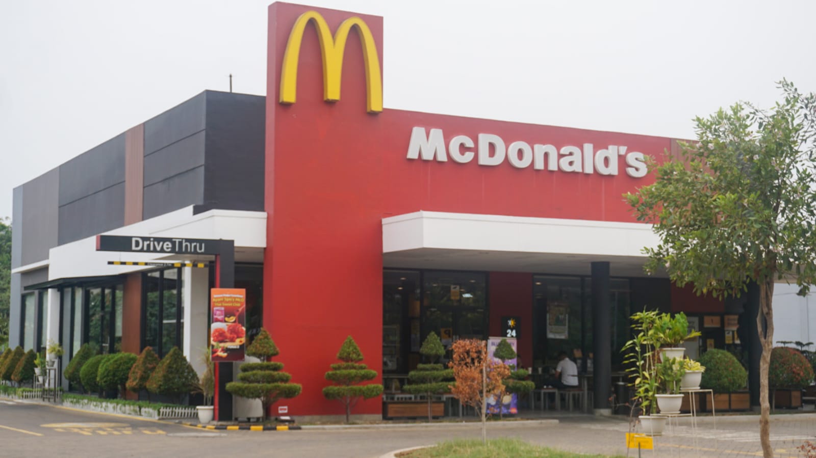 McDonald’s Grand Batavia Sepi Pengunjung, Pendapatan Juru Parkir Menurun