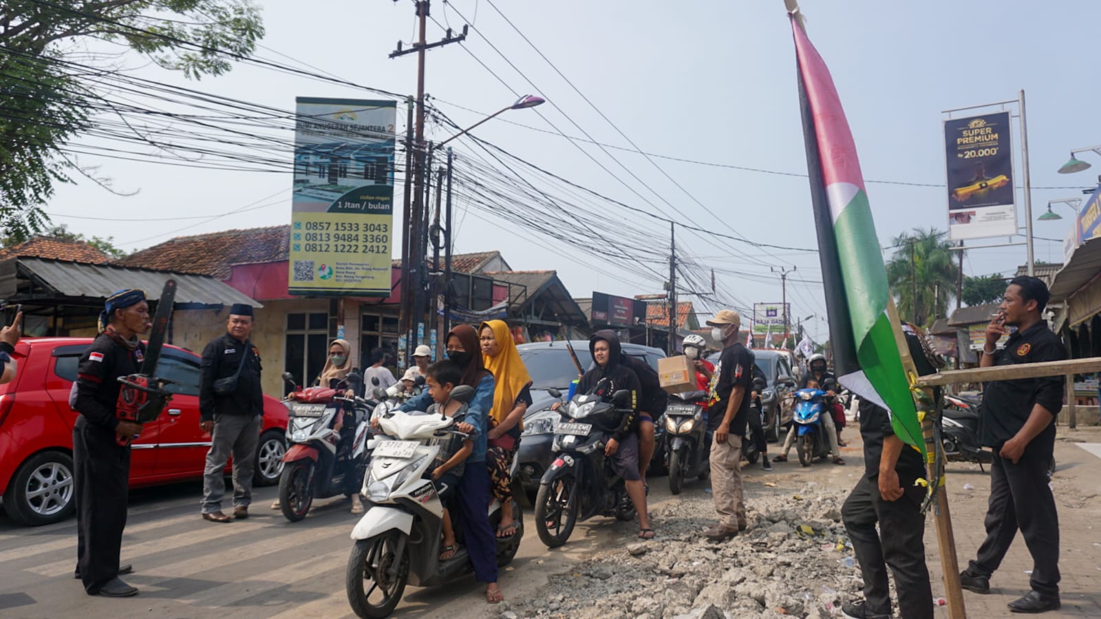 Galang Dana untuk Palestina, BPPKB Banten Gelar Kesenian Debus di Traffic Light Kukun