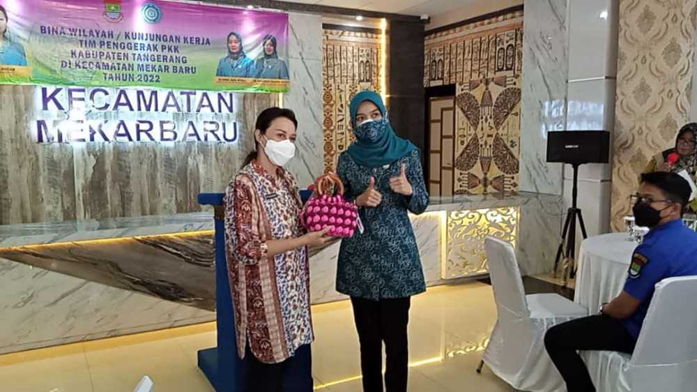 Yuli Iskandar Terima Tas Karya Mantan Pekerja Migran