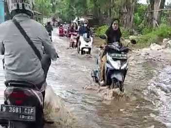 Akibat Hilir Irigasi Mengalami Pendangkalan, Kampung Kamal Kebajiran