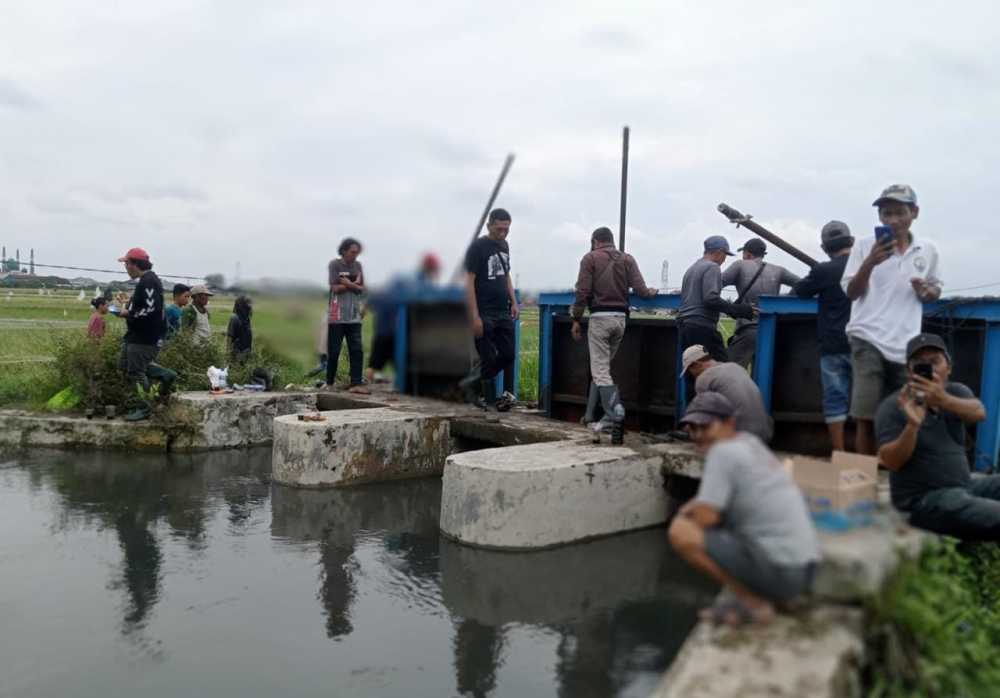 Pintu Air Salembaran Dibersihkan dari Sampah