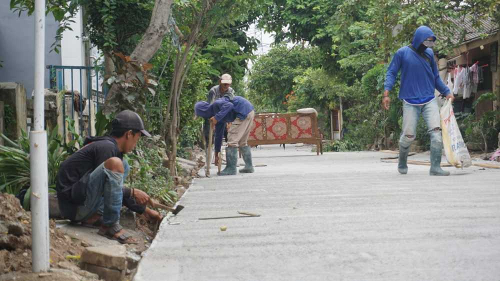 Proyek Betonisasi di Perumahan Sukatani Dipertanyakan Warga