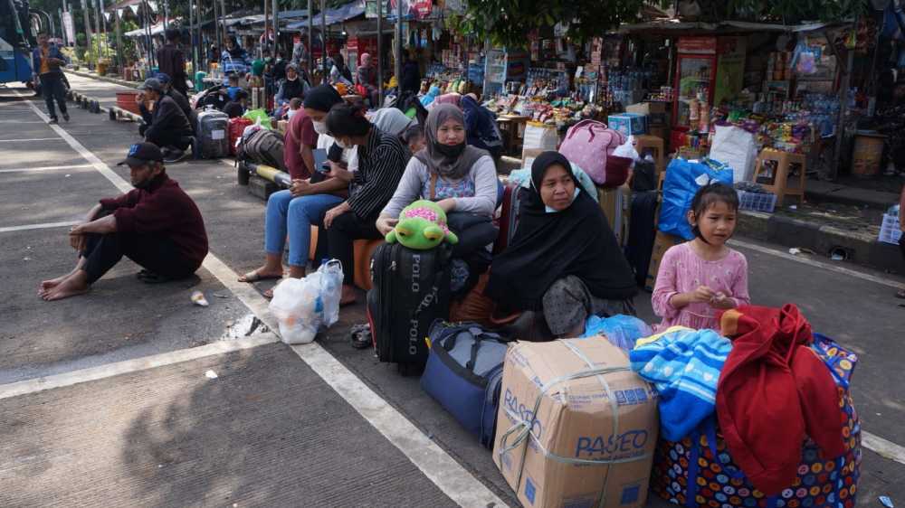 Pemudik Telantar di Terminal Poris Plawad