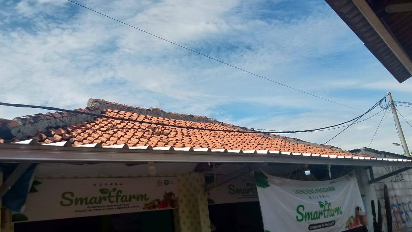 Kabel Listrik di Sepatan Timur Bahayakan Rumah Warga