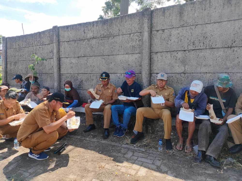 Kepala DLHK Makan Bareng Pemulung di TPA Jatiwaringin